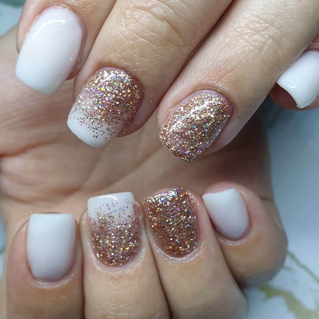 uñas blancas con glitter dorado