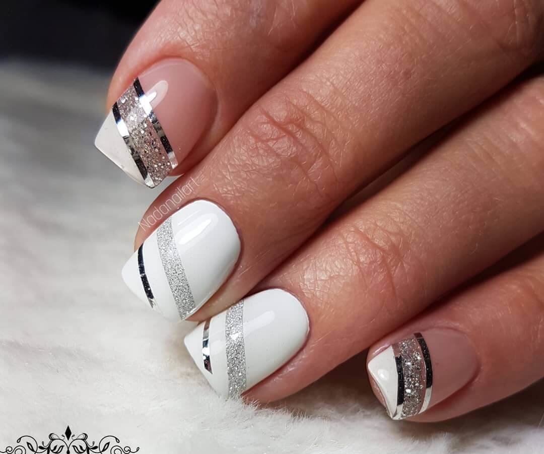 uñas blancas con lineas plateadas