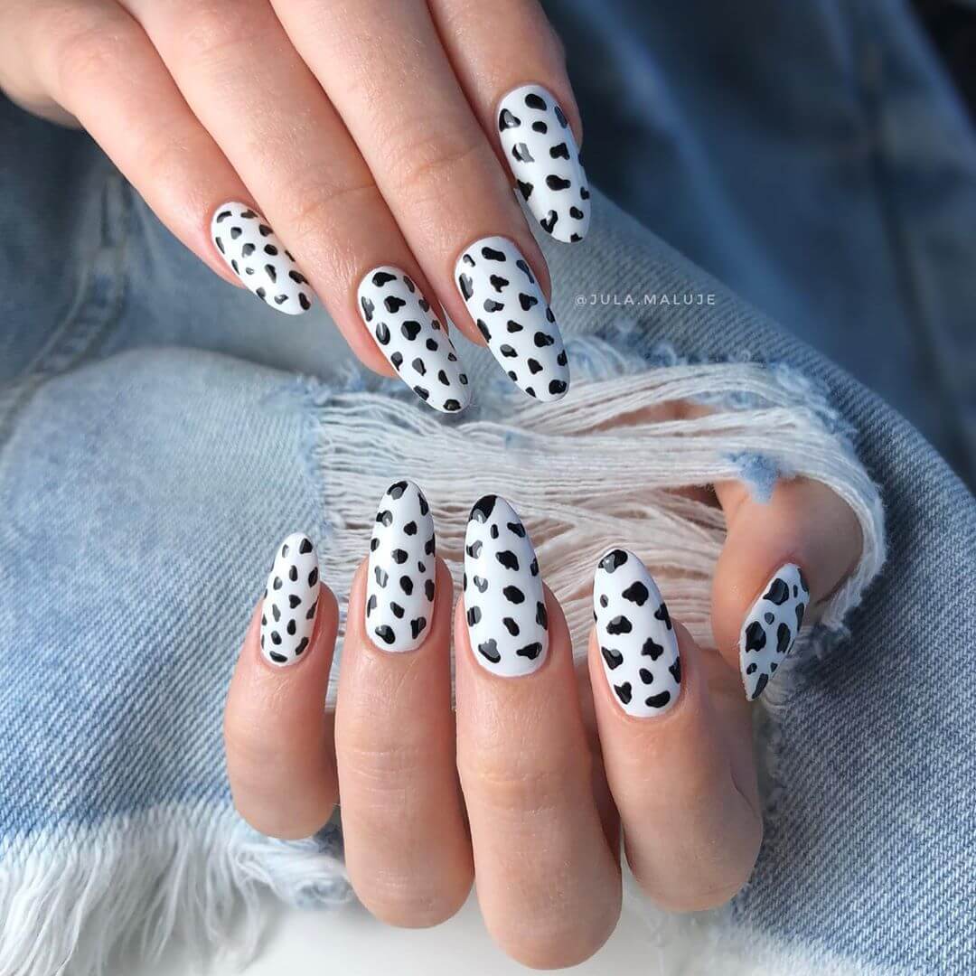 uñas blancas con negro animal print