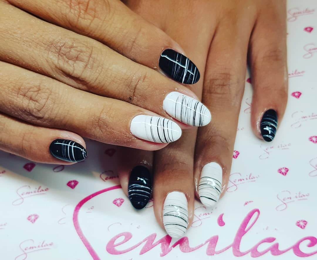 uñas blancas con negro decoradas con lineas