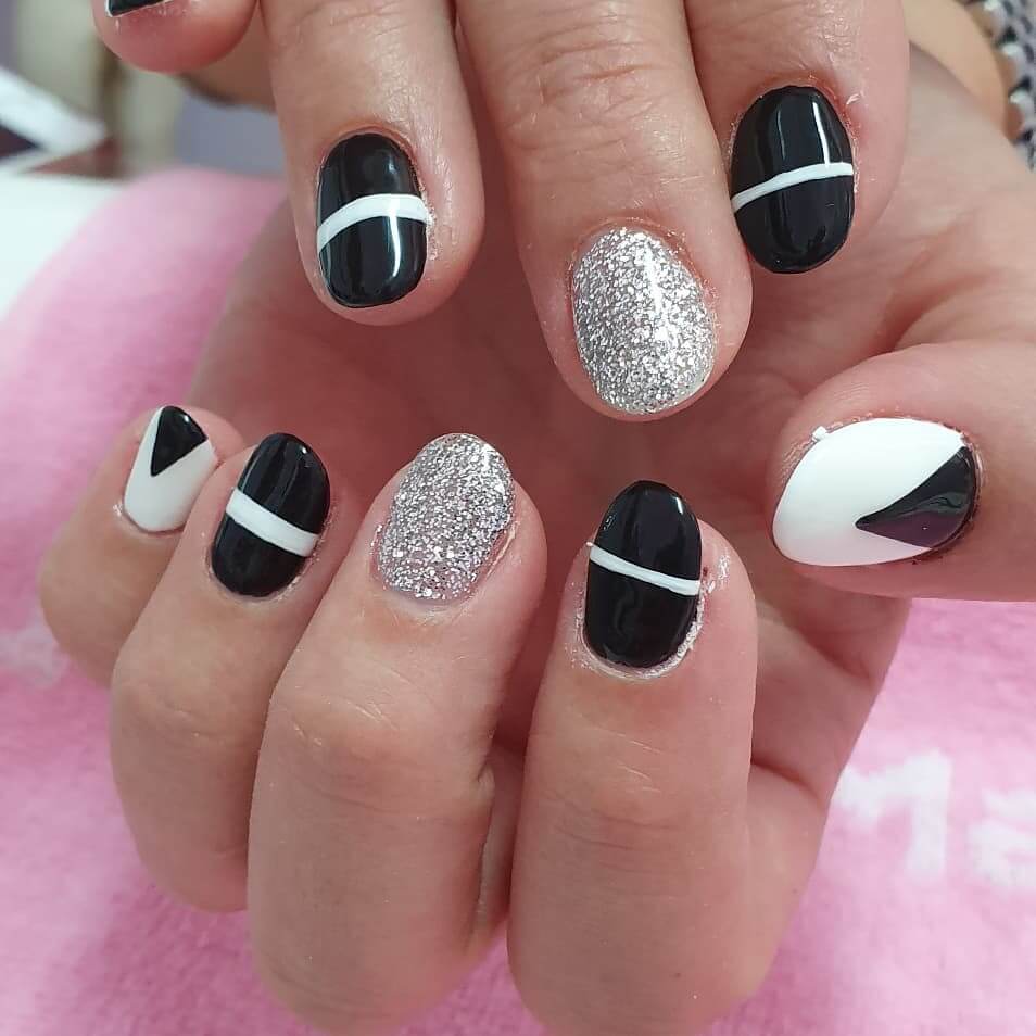 uñas blancas con negro y plata