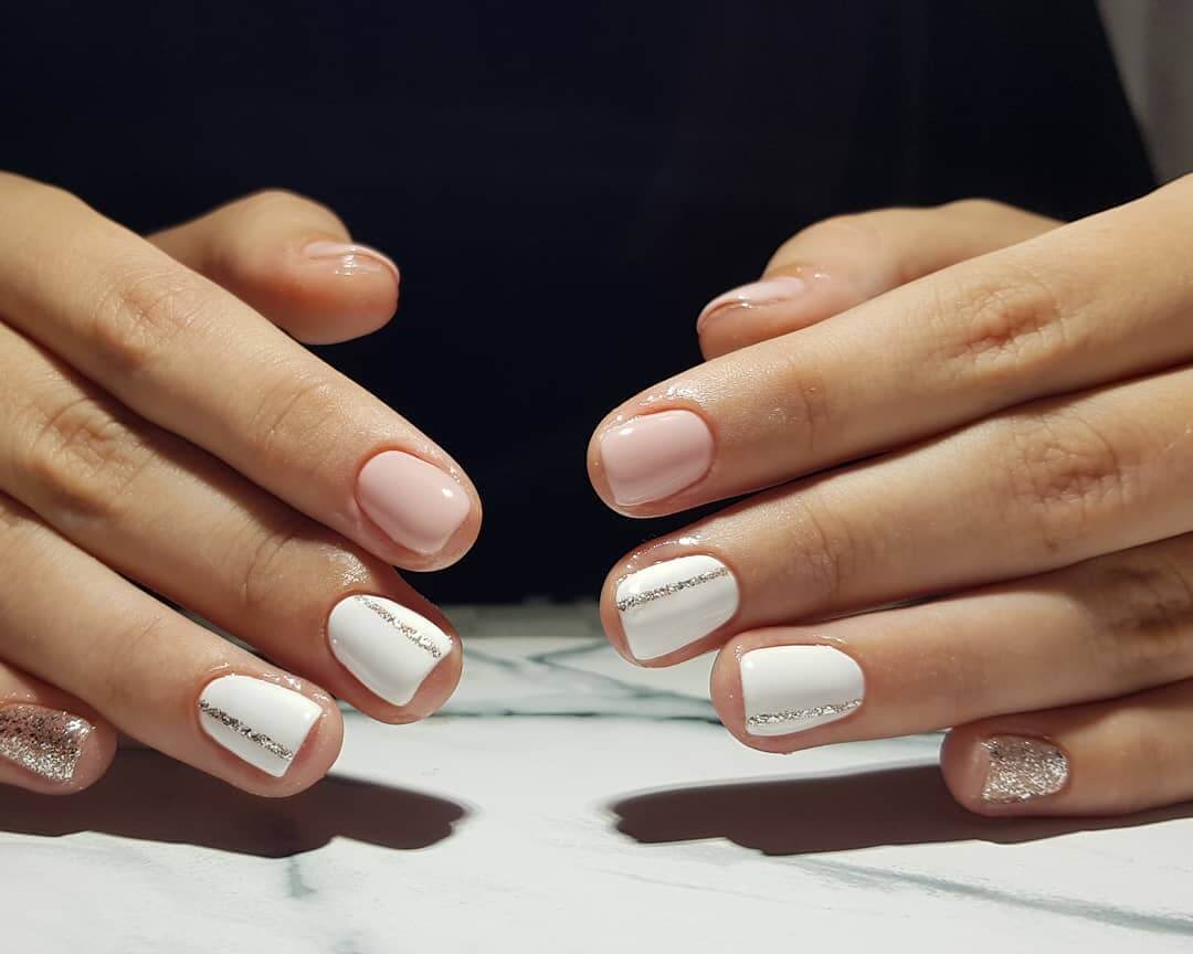 uñas blancas con nude y plata