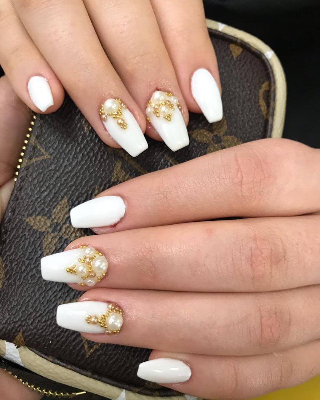 uñas blancas con perlas