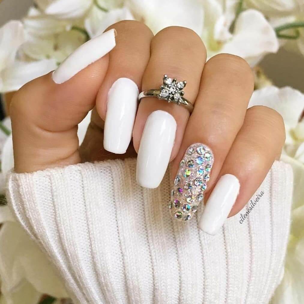 uñas blancas con piedras swarovski