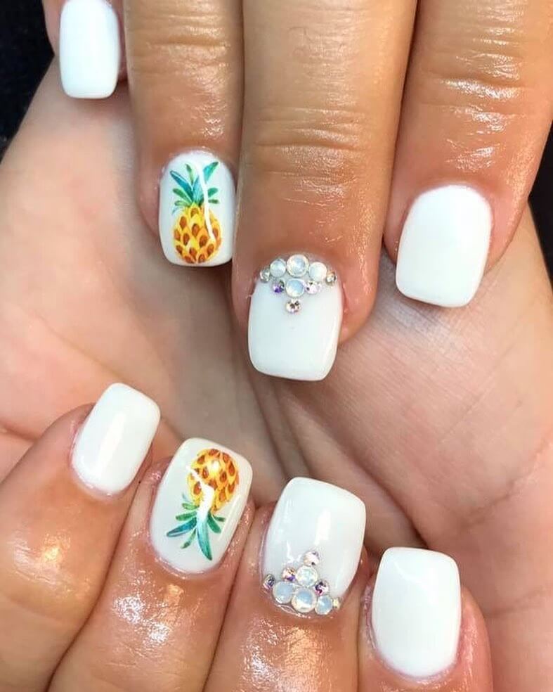 uñas blancas con piña anana fruta