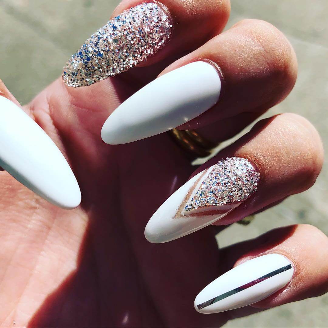 uñas blancas con plata glitter