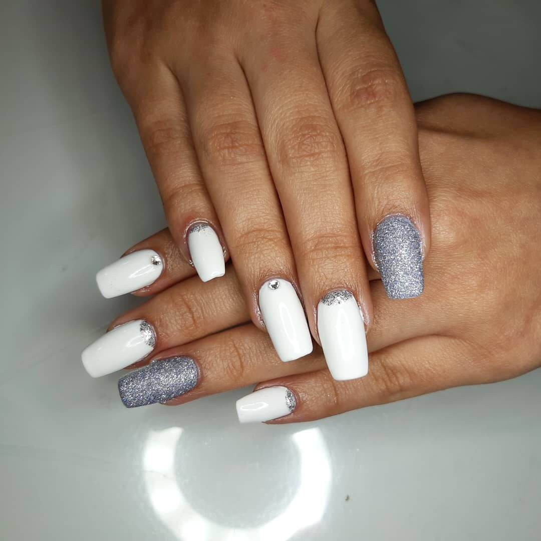 uñas blancas con plata