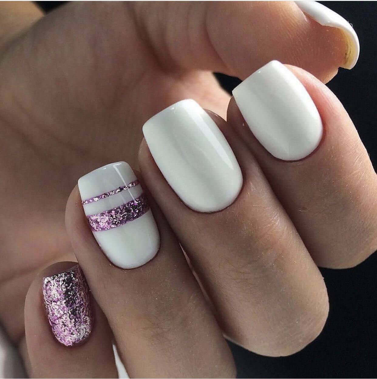 uñas blancas con rosa brillante