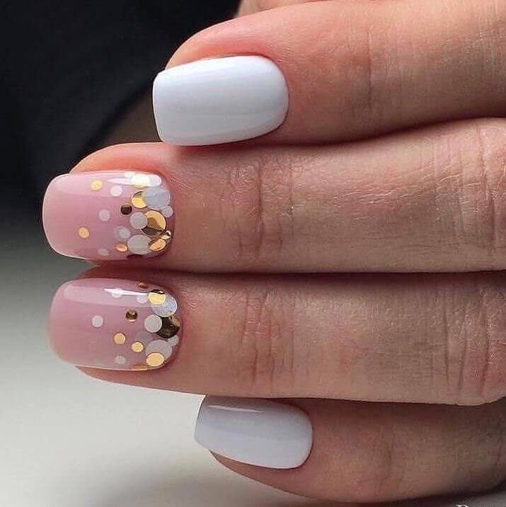 uñas blancas con rosa y confetti