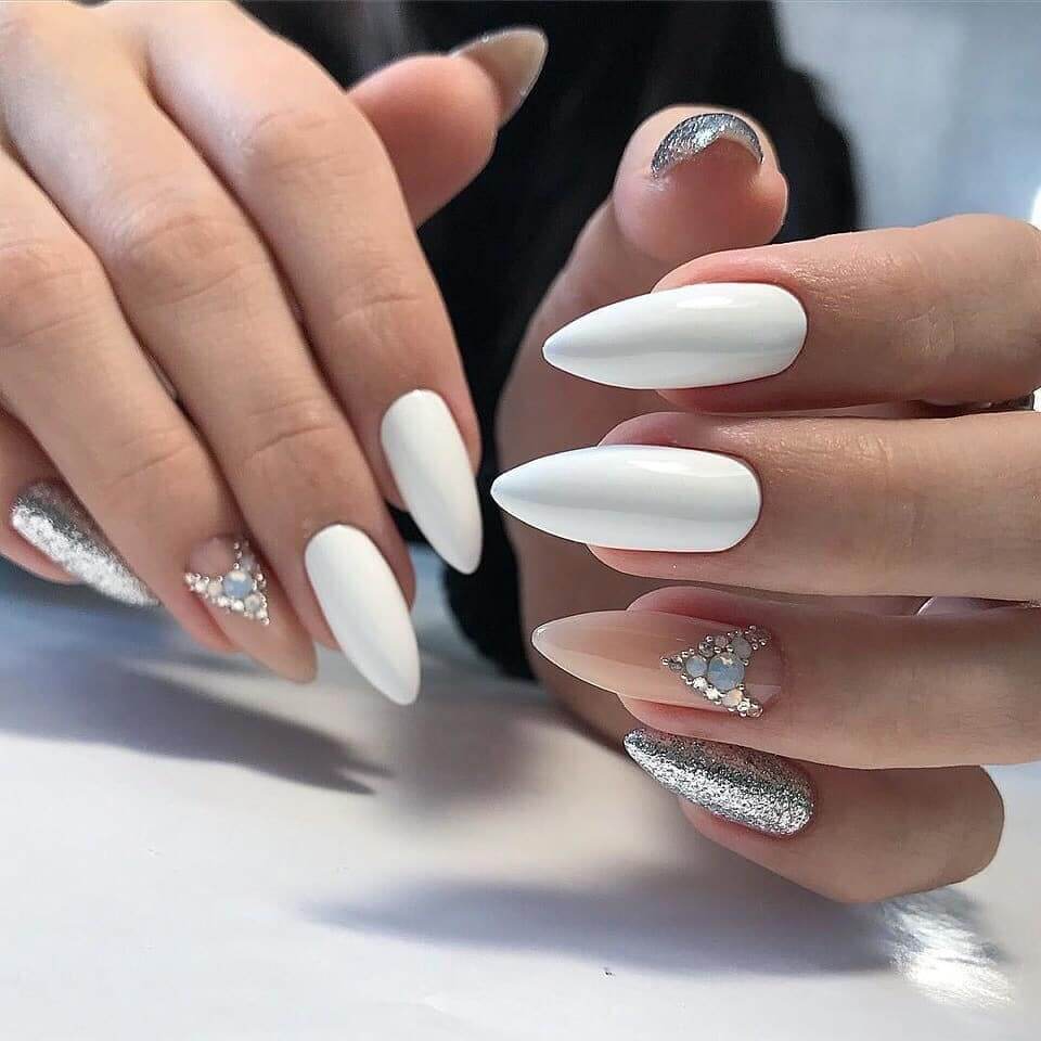 uñas blancas elegantes con piedras y plata