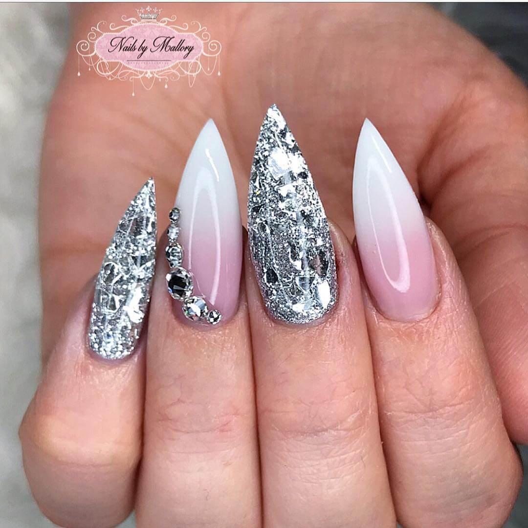 uñas blancas elegantes con plata