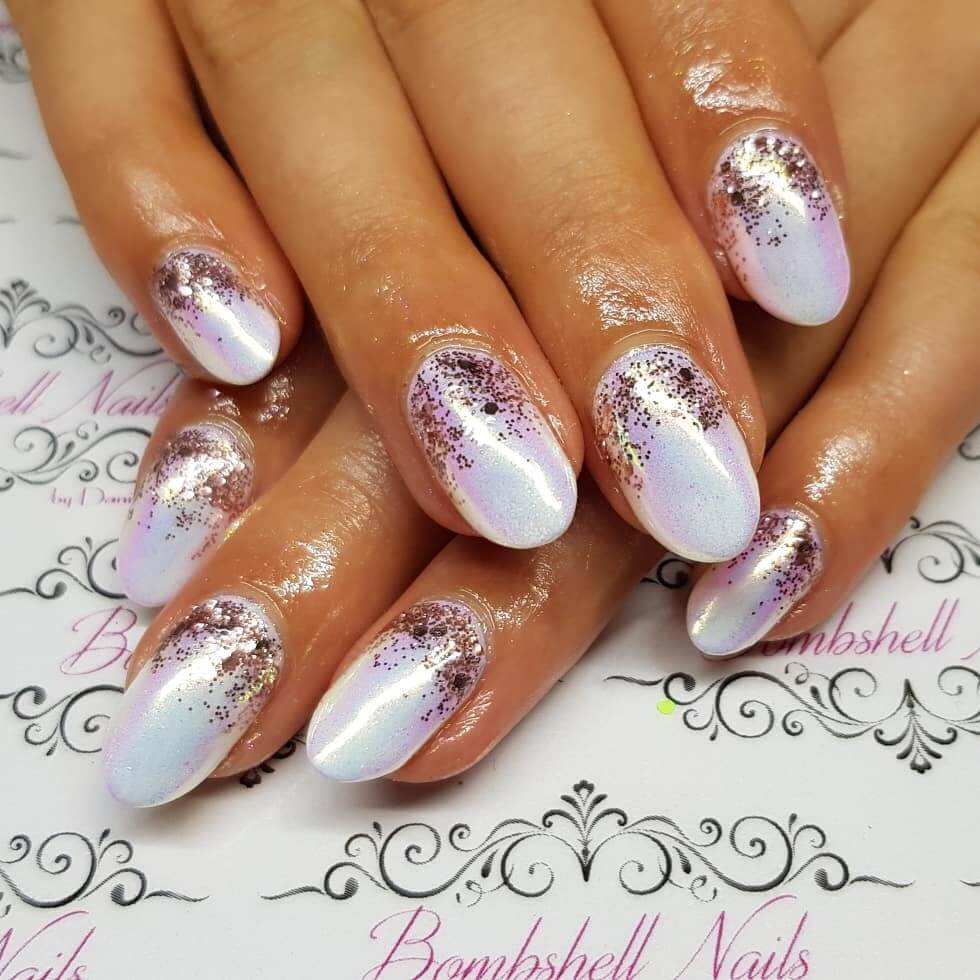 uñas blanco nacarado con brillo