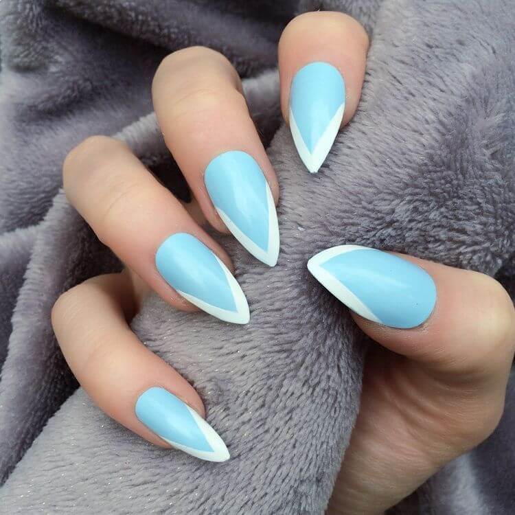 uñas de punta blanca francesa azul claro