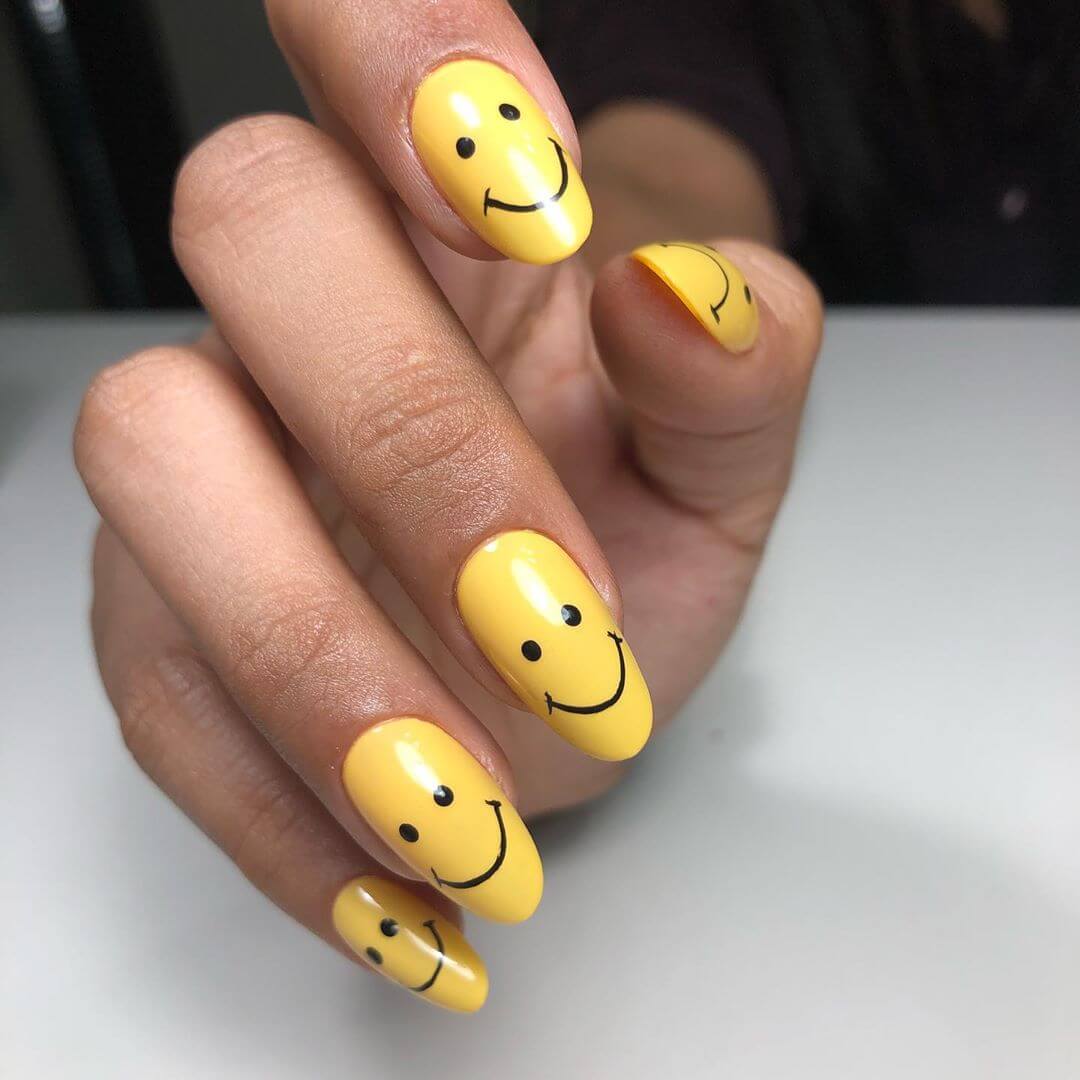 uñas color amarillo con emoji