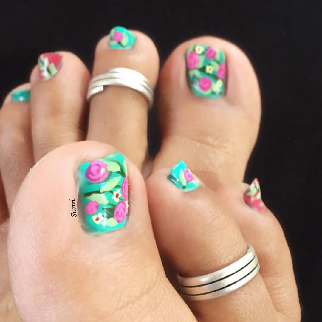 uñas de los pies decoradas con flores