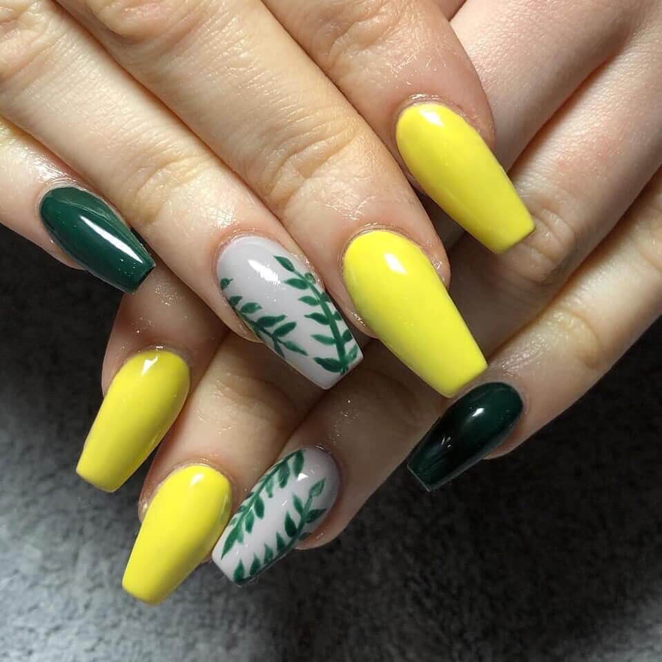 uñas decoradas amarillas con verde