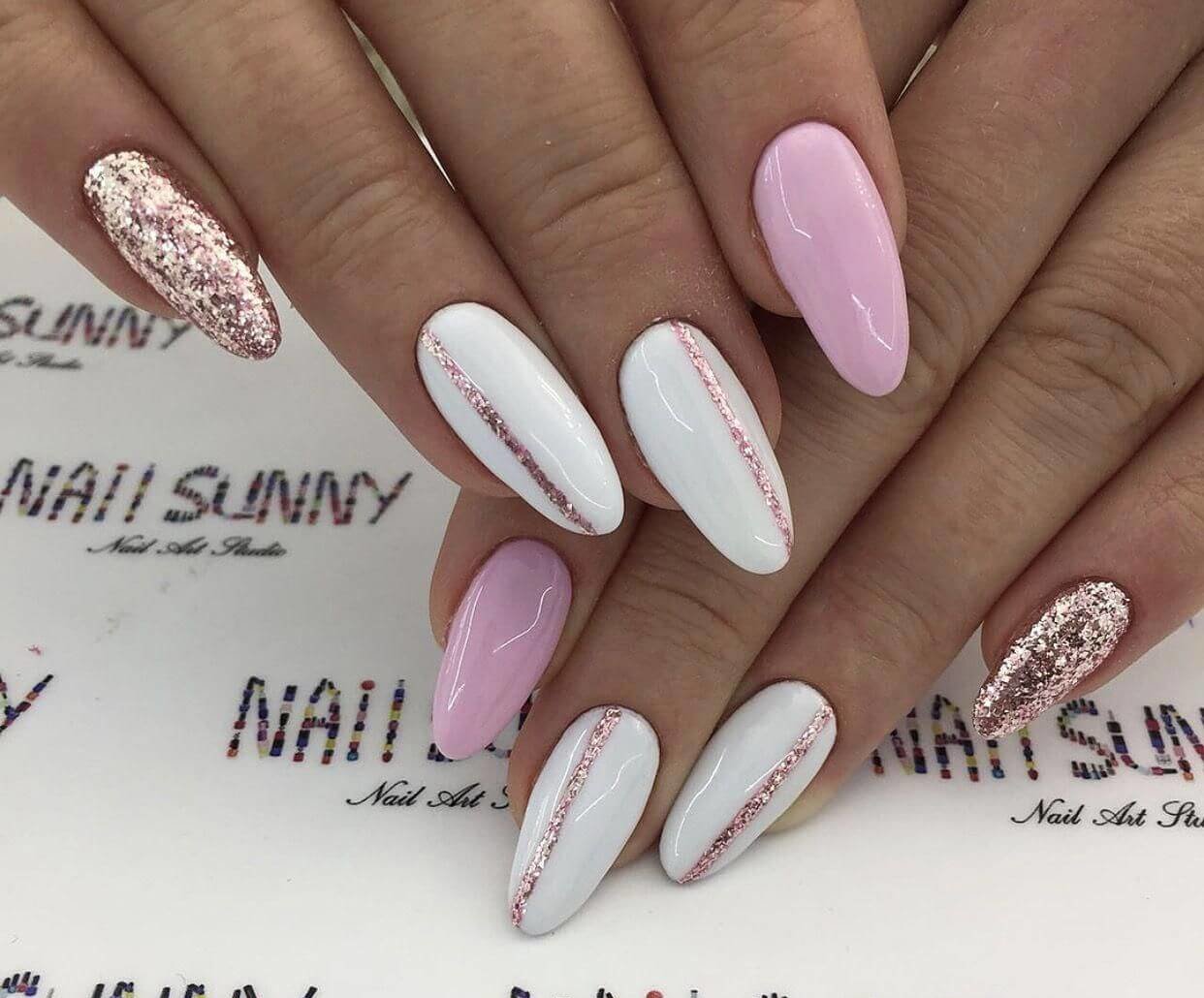 uñas decoradas blancas con rosa y dorado