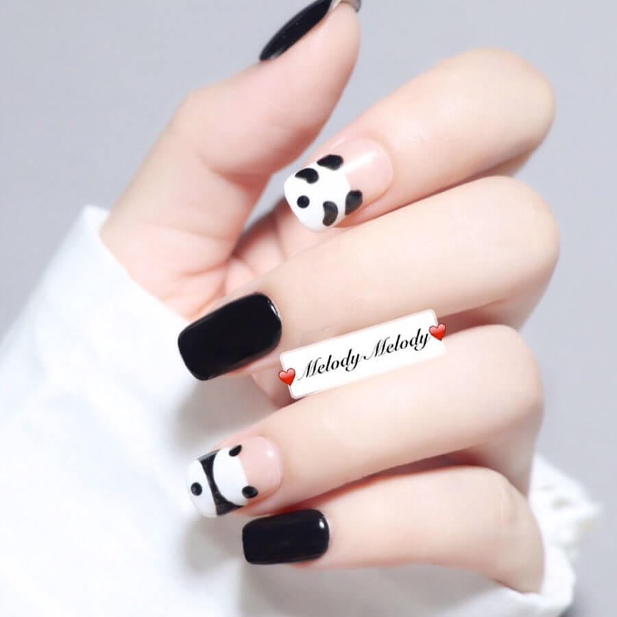 uñas sencillas blancas con negro oso panda