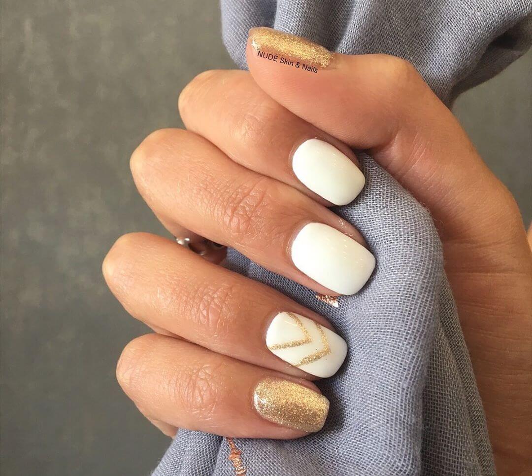 uñas simples blancas con dorado