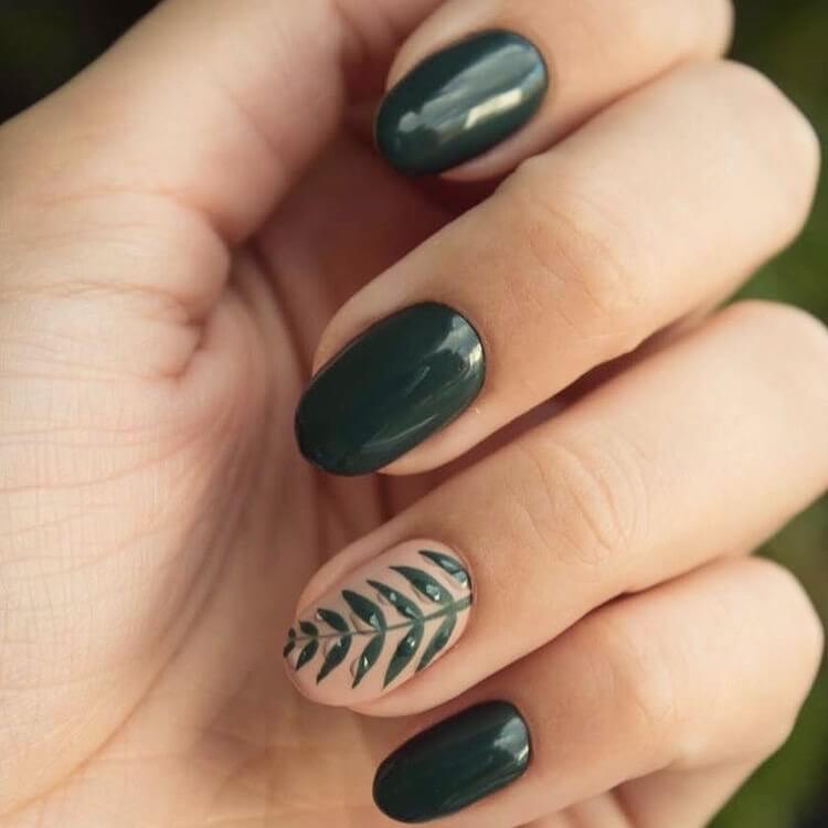 uñas verde con diseño de hojas